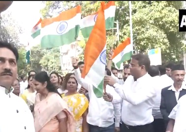 Abu Asim Azmi Ke Ghar Ke Bahar BJP Leaders Ne Gaya Vande Matram