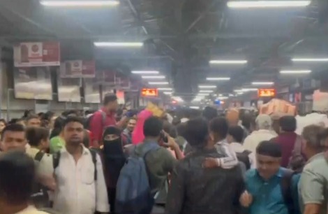 Central Railway Mazdoor Sangh (CRMS) Ne Chhatrapati Shivaji Maharaj Terminus (CSMT) Par 6 Nov Ko ‘Flash Protest’ Kiya — Train Services Lagbhag 1 Ghante Ke Liye Ruki, Police Ne 2 logo k khilaf FIR Darj Ki”