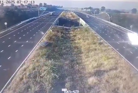 Delhi-Mumbai Expressway Par Bhiṣaṇ Accident: Car Mahi River Ke Paas Khai Mein Giri, 5 Logon Ki Maut