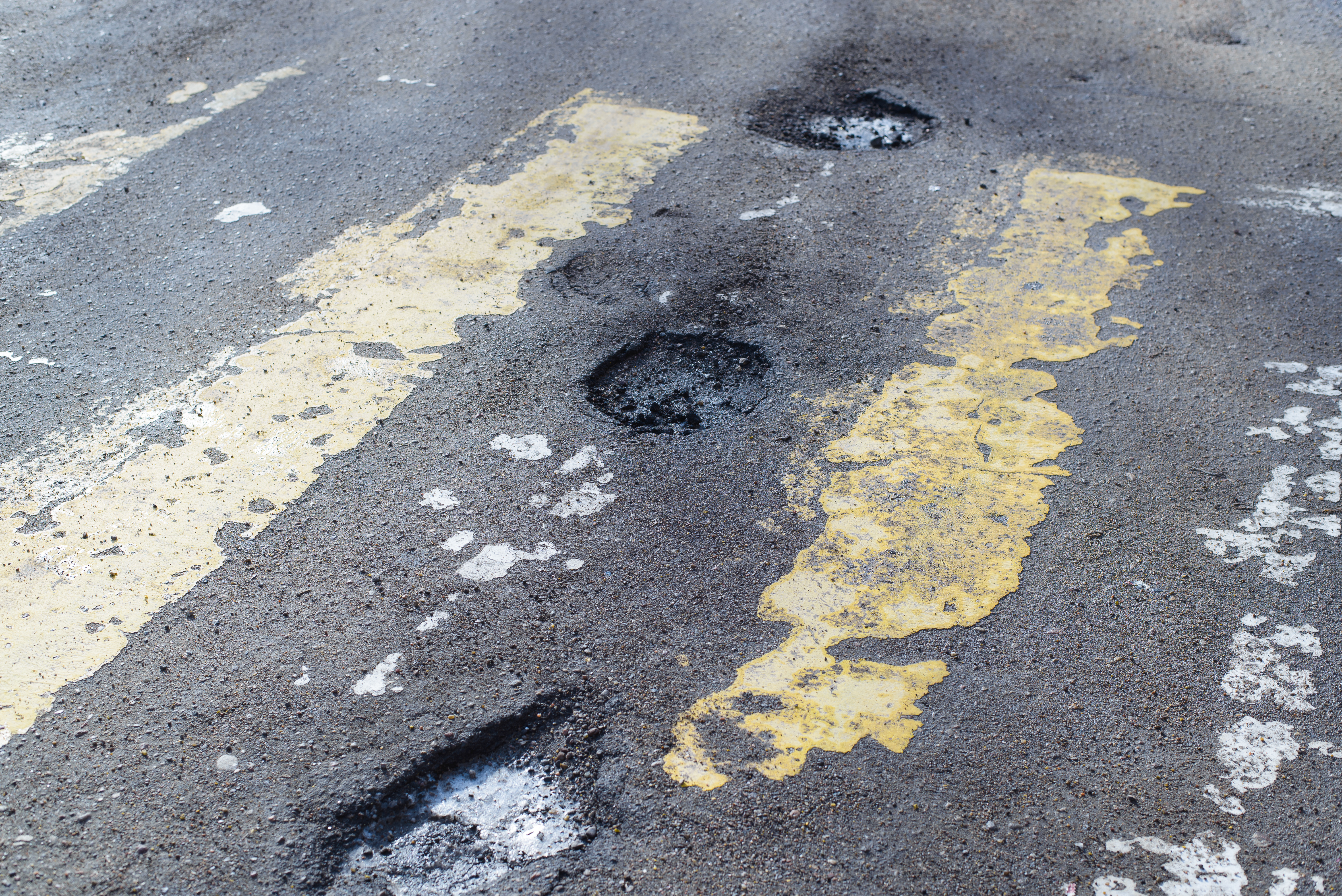 Mira-Bhayandar: “Ek Side Road Repair, Doosri Side Full Potholes!” — DCM Eknath Shinde Ne MBMC Chief Ko Daanta, Video Viral