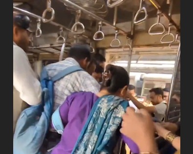 Ladies Coach Me Ghusa Aadmi, Bahas Ke Baad College Student Ko Chalti Train Se Dhakka Diya