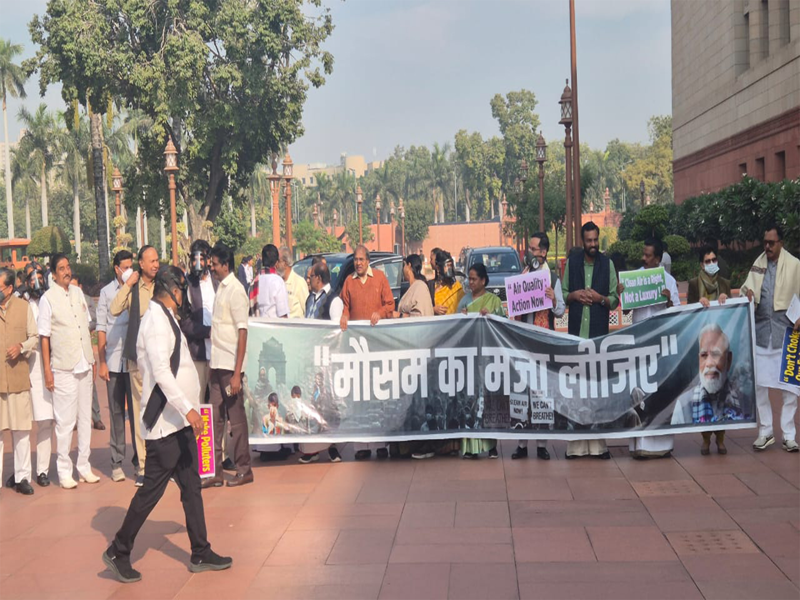“Mausam ka maza lijiye”: Opposition MPs protest against Centre over air pollution outside Parliament