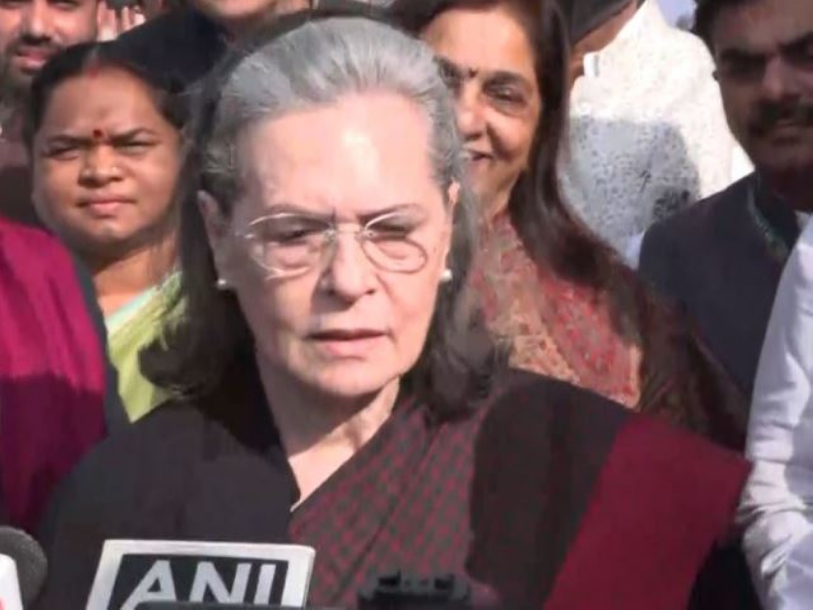 “Young children, elderly suffering”: Sonia Gandhi asks Centre to take action to curb air pollution
