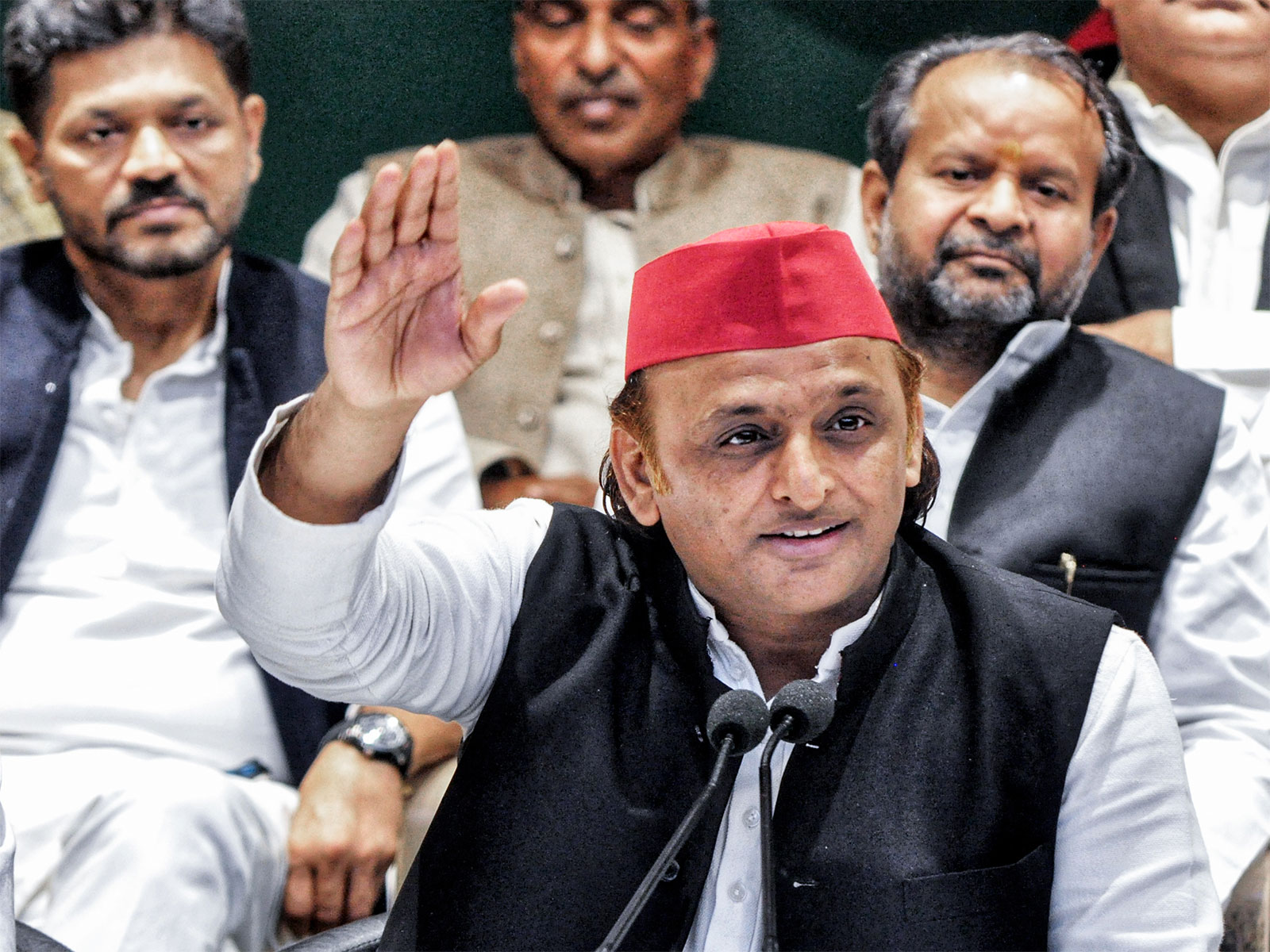 “Desh ke andar do namune hai,” Yogi Adityanath targets Rahul, Akhilesh; SP Chief hits back