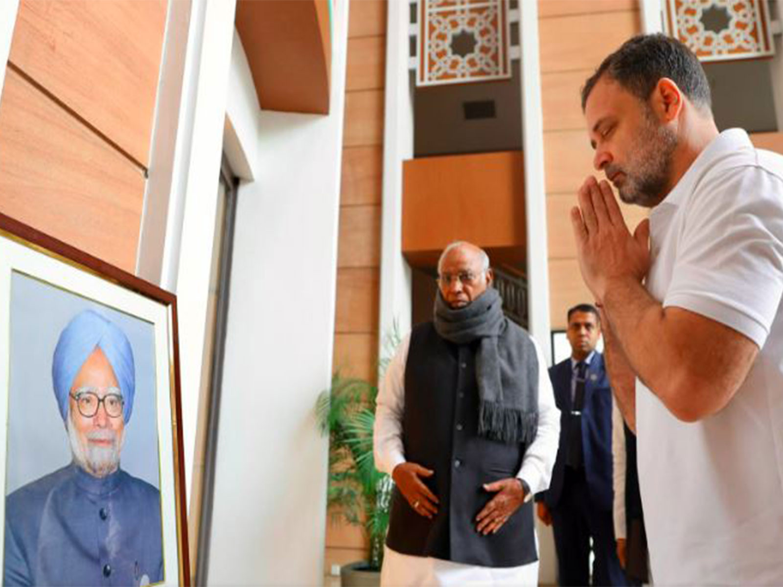 Rahul Gandhi pays tribute to Dr Manmohan Singh, Shivraj Patil, and Sriprakash Jaiswal at Indira Bhawan