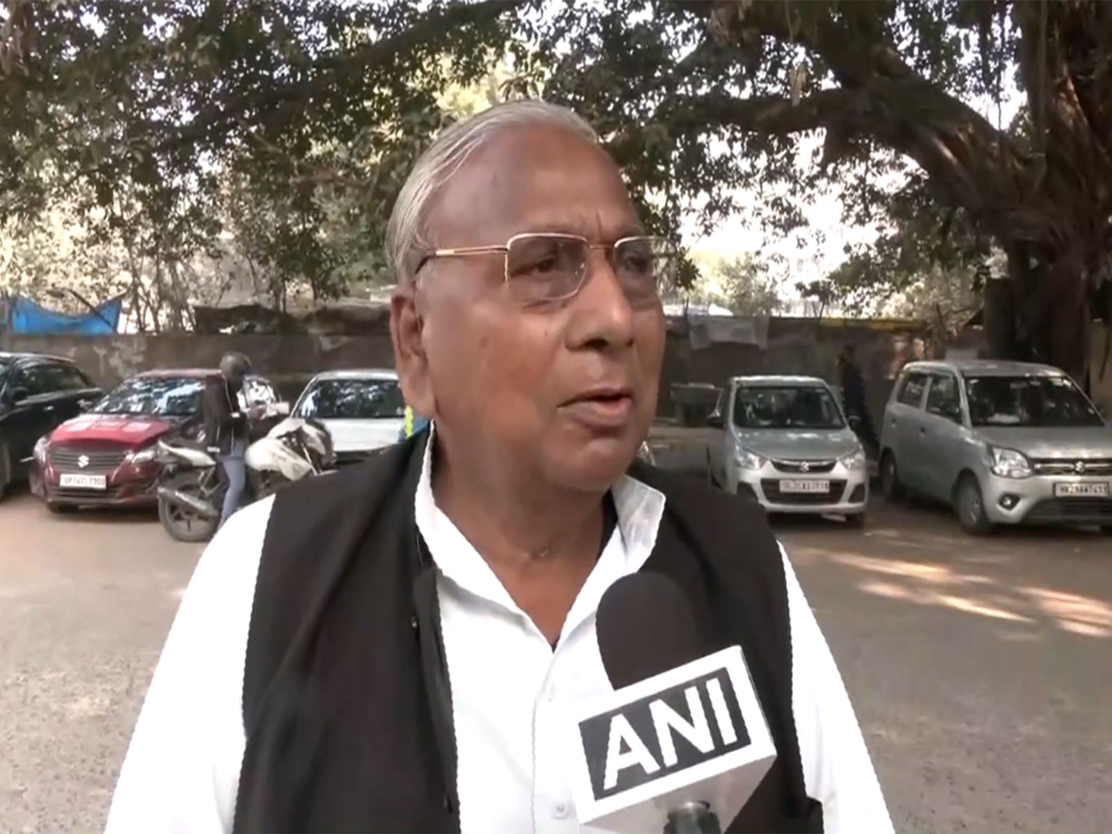 “Party doesn’t think this way”: Congress leader V Hanumantha Rao on Shashi Tharoor’s remarks about PM Modi