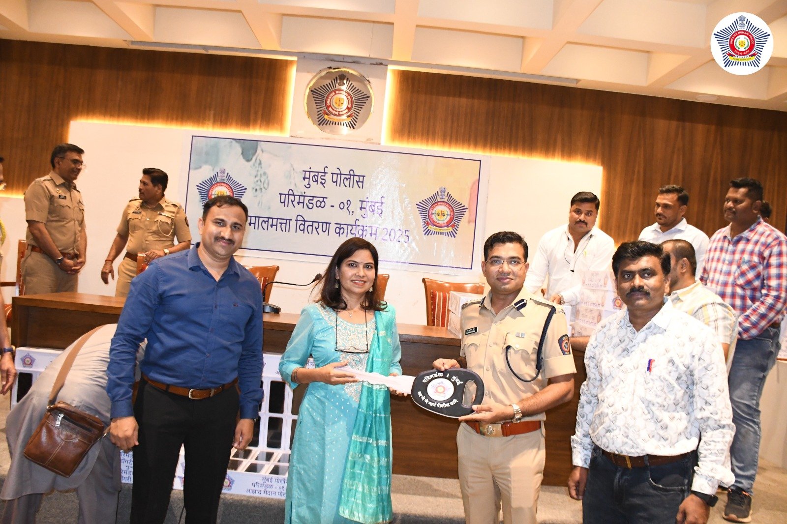 Chori ke 211 phones aur 17 vehicles recover karke owners ko wapas kiye DCP Zone 1 Pravin Munde ne