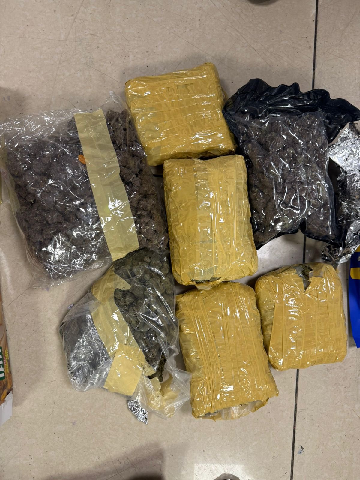 Mumbai Airport Par Customs Ki Badi Karwai: 51 Crore Ka Hydrophonic Ganja Jabt, 8 Yatri Giraftar