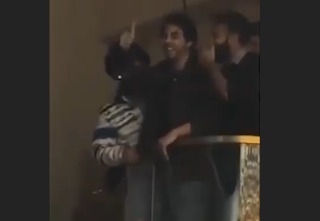 Shah Rukh Khan Ke Bete Aryan Khan Ke Ungliyon Wale Signal Par Bengaluru Police Ne Case Darj Kiya