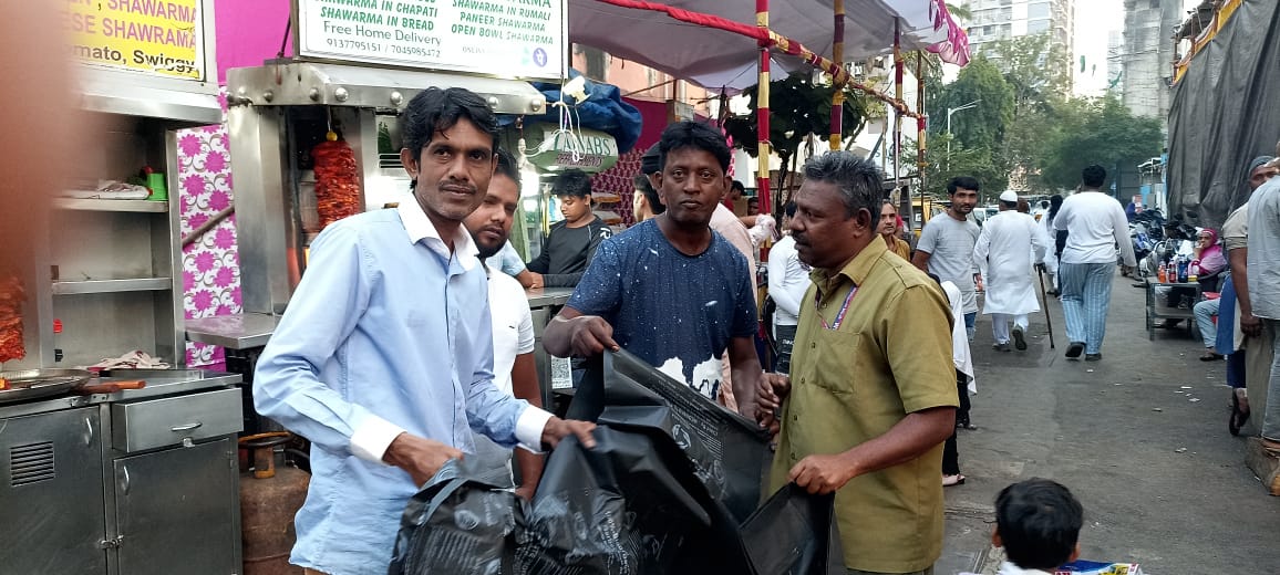 BMC ki taraf se Mahim Mela Me Plastic Bags baate gaye – Safai Ko Badhava Dene Ke Liye