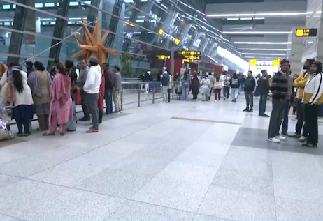 IndiGo Flight Crisis: Delhi HC ne Central Government se sawal kiya, Dusre Airlines ke Mehange Tickets pe bhi Uthaye Sawal