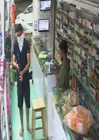 Mahim Kapda Bazaar Mein Air Gun Dikha Kar Chori Ki Koshish.