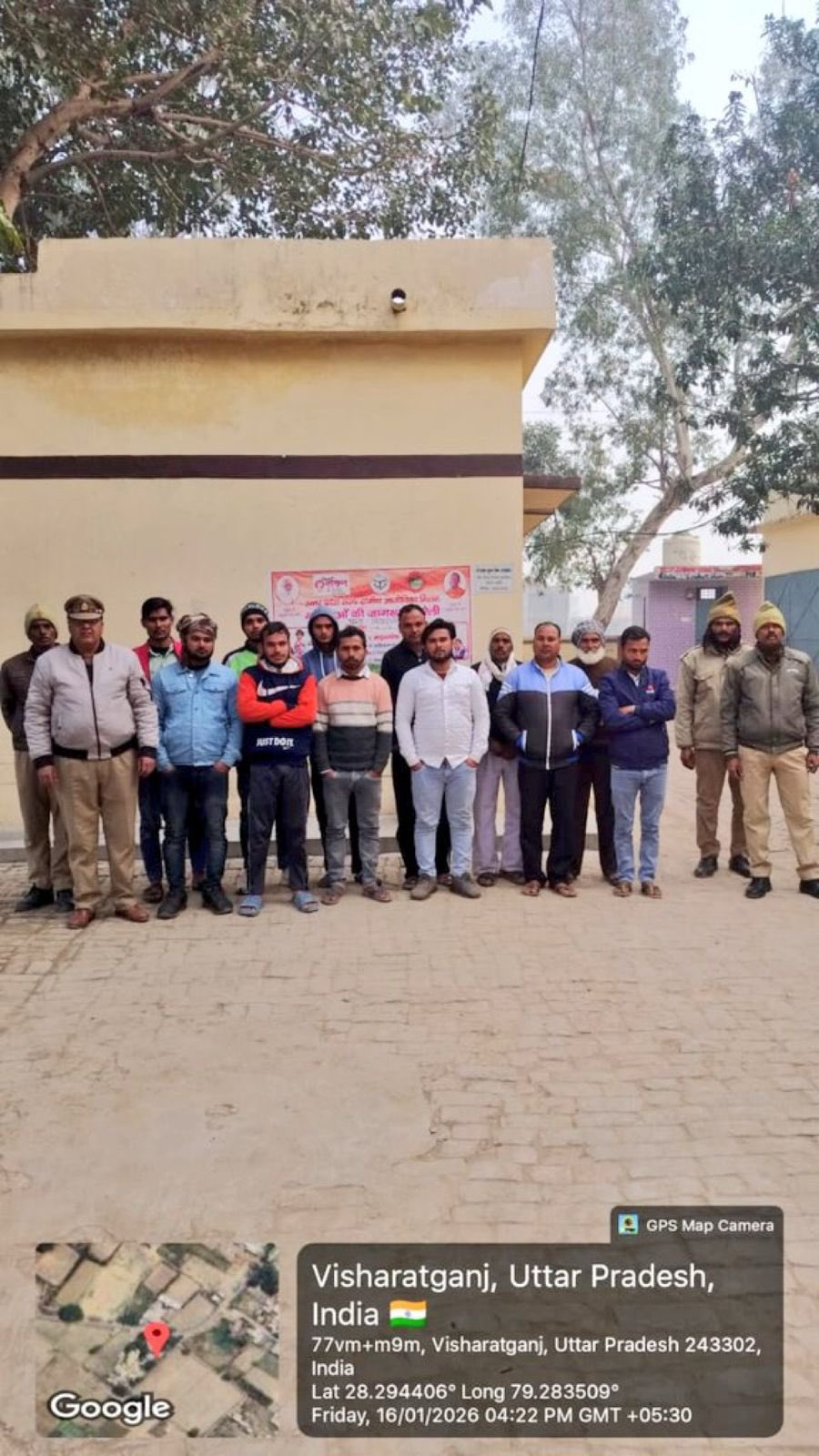 Bareilly Me Khaali Makan Me Namaz Par Police Action, 12 Log Detain Hue.