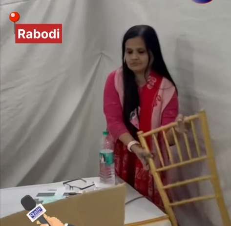 Rabodi Ward 10: EVM machine ke kareeb baithkar, Election Commission ki on-duty mahila officer GHADI ko vote dene ke liye pressure karte hue pakdi gayi. Mahila officer ne apni galti maan li. Satark rahein.