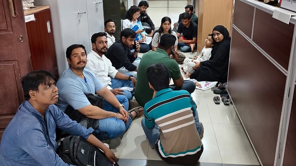 Mumbai University Kalina Campus Par Students Ka Sit-In Protest, Degree Certificates Delay Par Hungama