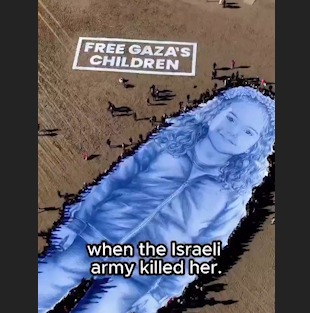 *Spain ke Barcelona beach par Hind Rajab ke liye bada tribute — Gaza war ki 5-saal ki victim ko yaad kiya gaya.*