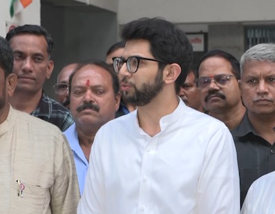 Aaditya Thackeray ne Mumbai Mayor Ritu Tawde par Bangladesh issue par focus karne ko lekar nishana sadhte hue BJP se national security par sawal uthaye.