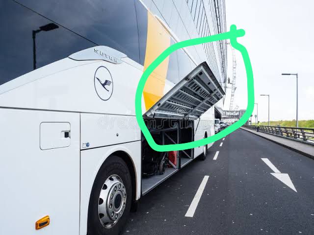 illegal Parking Bus ki wajha se Bike se jaarahe shaks ki jaan gayi at Marve Road