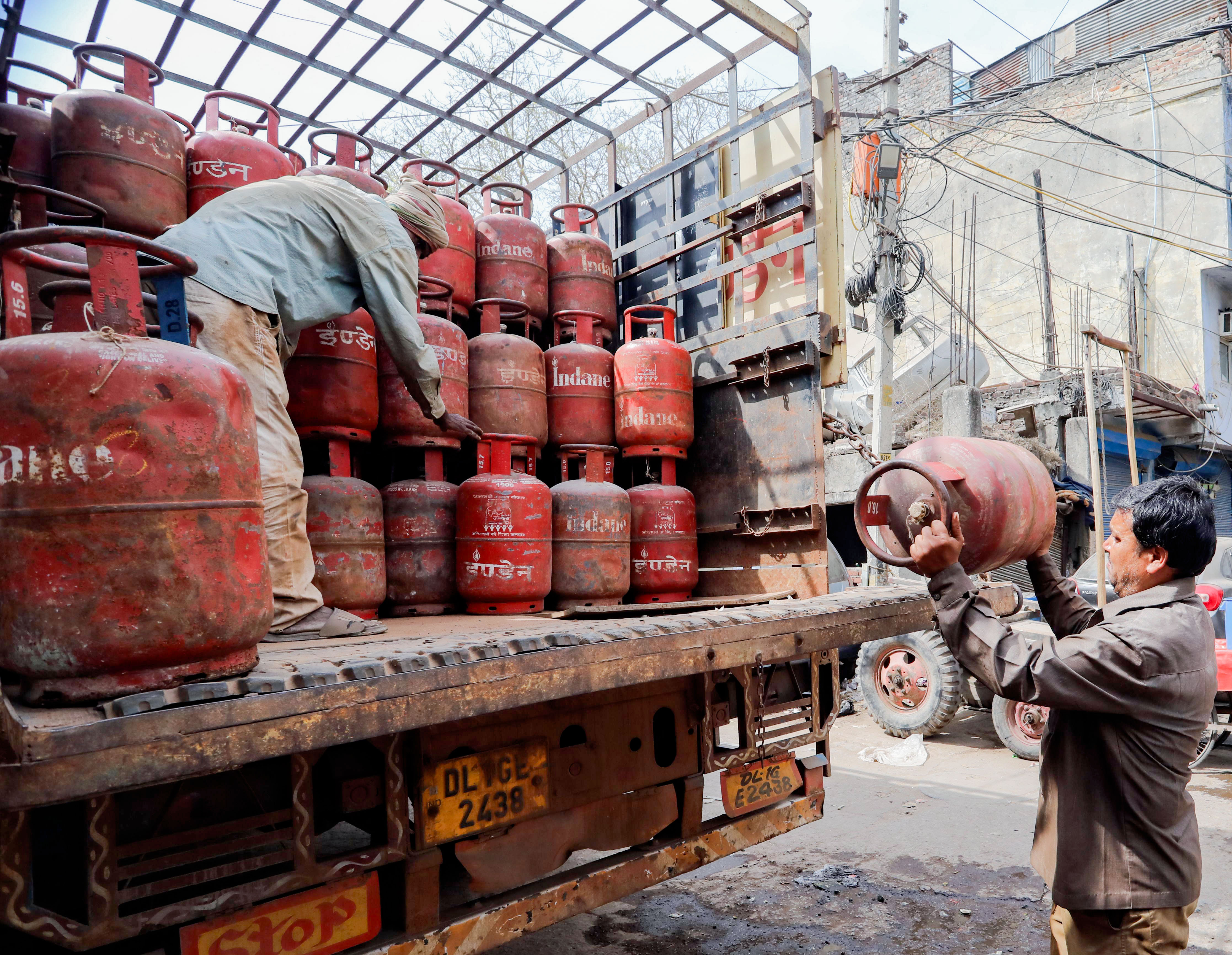 Govandi Delivery Worker Cylinder ₹200 Zyada Me Bechta Pakda Gaya