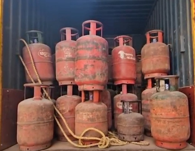 Bhiwandi Mein Illegal LPG Storage Par Raid, 330 Gas Cylinders Zabt