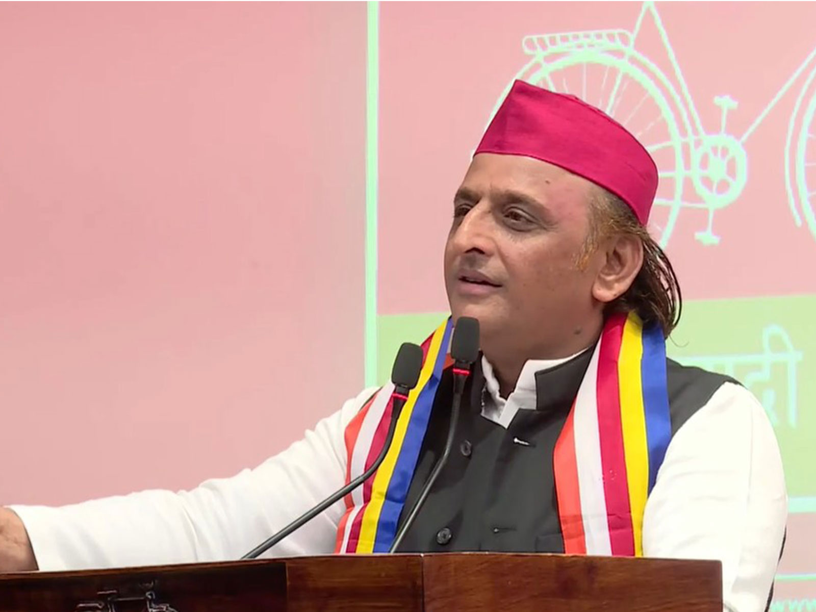 “Ek kachori, ek samosa…ab nahi raha gas par bharosa”: Akhilesh Yadav’s dig at BJP amid LPG concerns