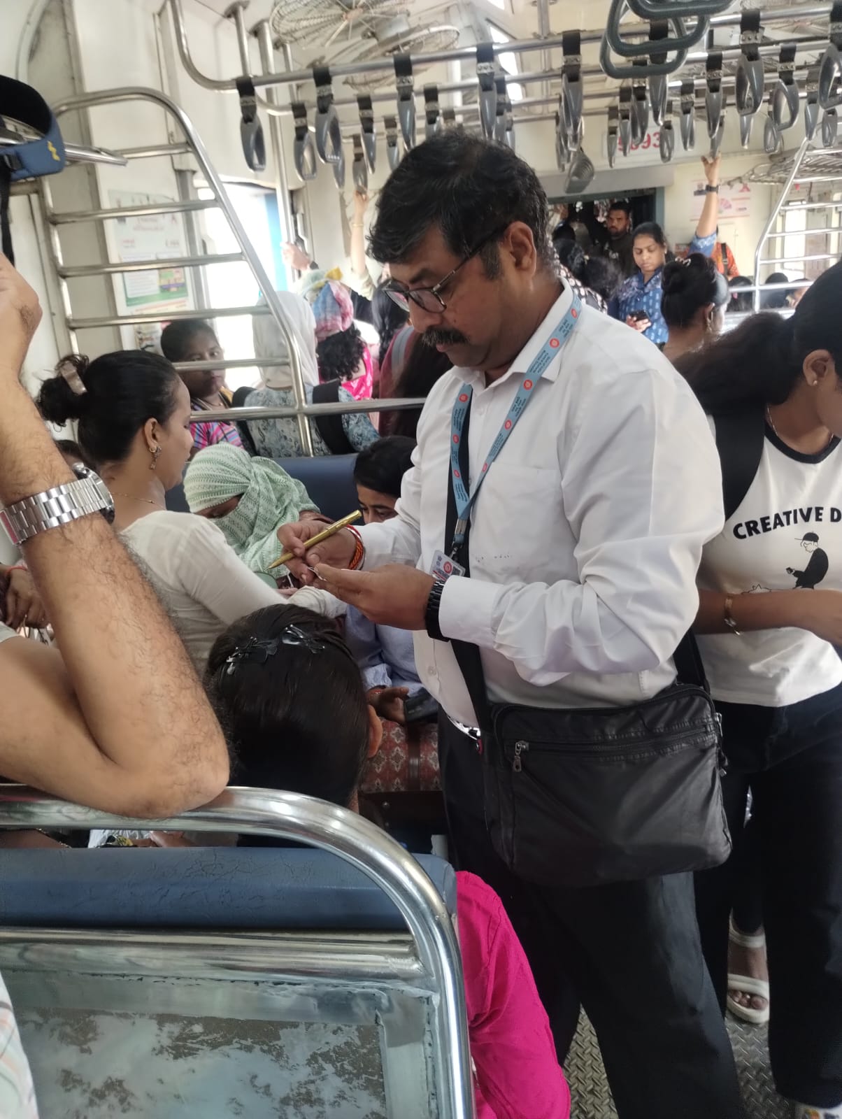 Mumbai Local Train Me 200 Ticketless Passengers Par Fine, Ek Din Me ₹55,000 Vasool