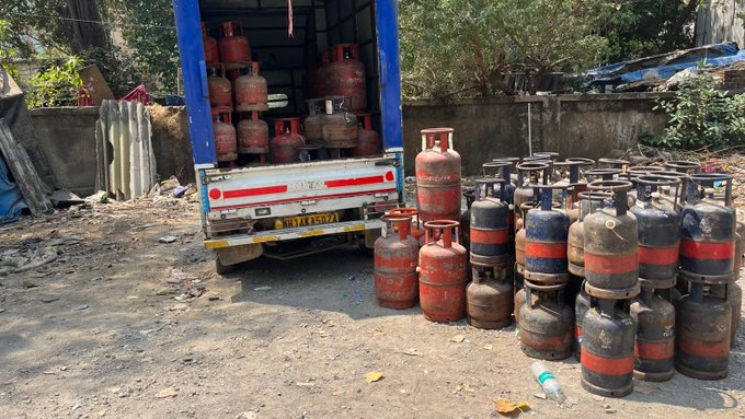 Worli Mein Gas Ka Kala Bazaar Pakda Gaya, 64 Cylinders Seized
