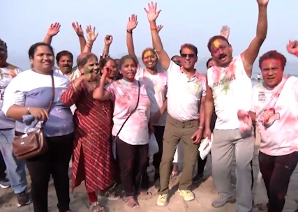 Holi 2026: Mumbai Mein Dhulivandan Ki Dhoom, Juhu Beach Par Umda Jan Sailaab; Police Rahi High Alert Par