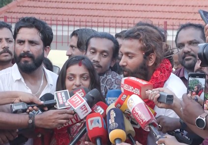 Viral ‘Mahakumbh’ Girl Monalisa Ne Boyfriend Farman Khan Se Kerala Temple Mein Ki Shaadi