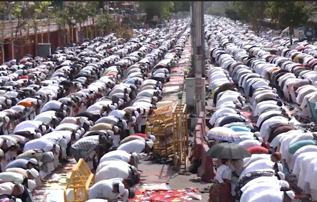 ‘Sadak Par Namaz Padi To Passport Jabt Hoga’  Meerut SSP Ka Bayan