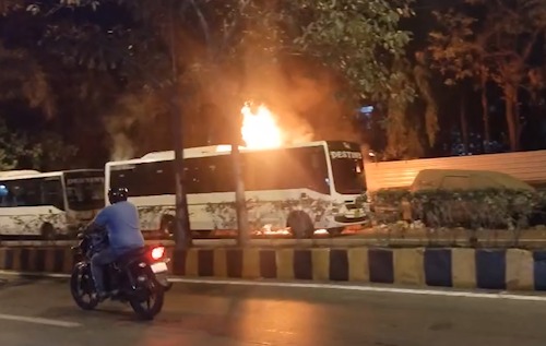 Dahisar East SV Road Par Petrol Pump Ke Bagal Mein Khadi AC Luxury Bus Mein Lagi Aag, Situation Control Mein