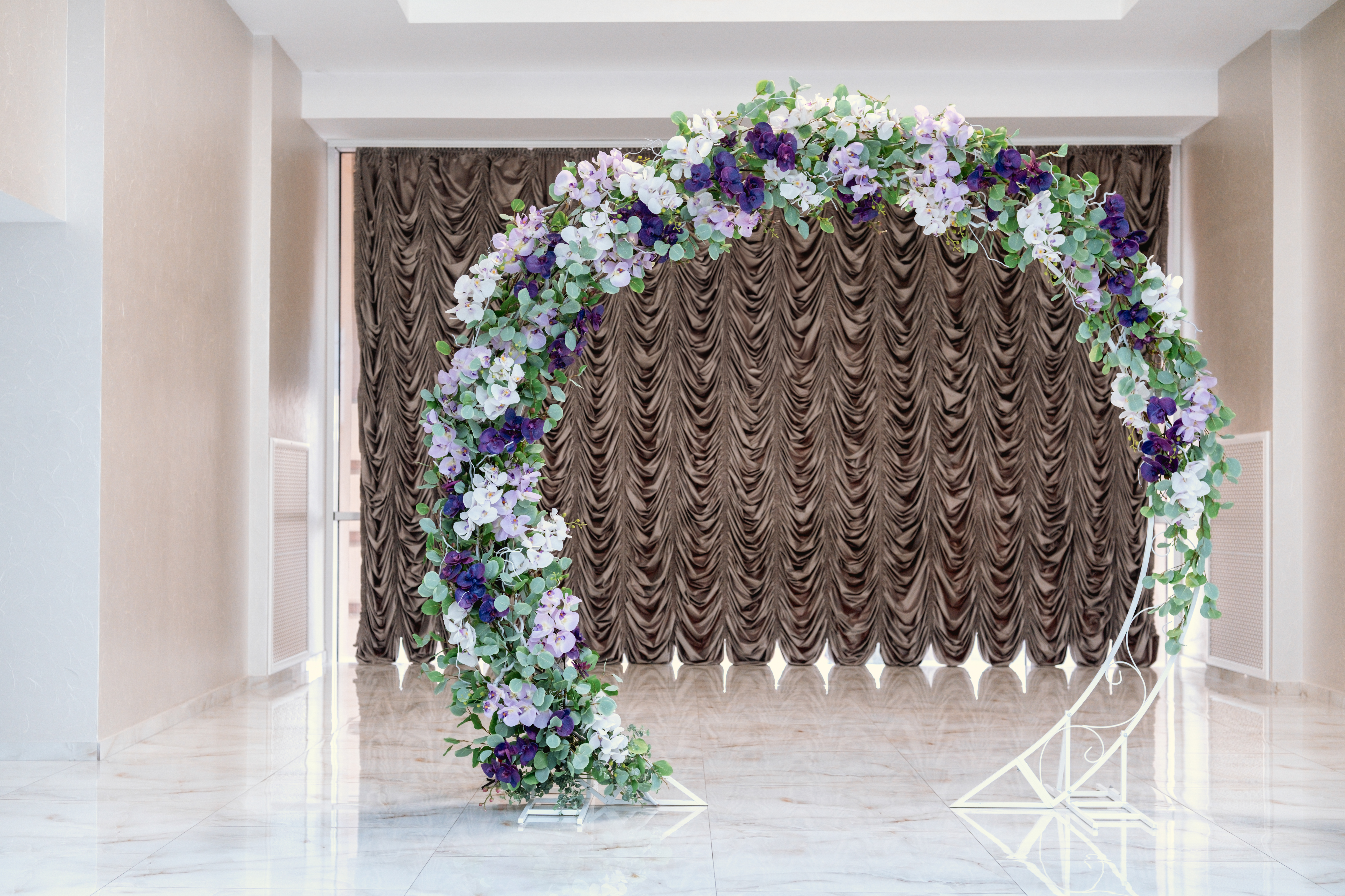 Banquet Halls Me Plastic Flowers Par Lagegi Rok