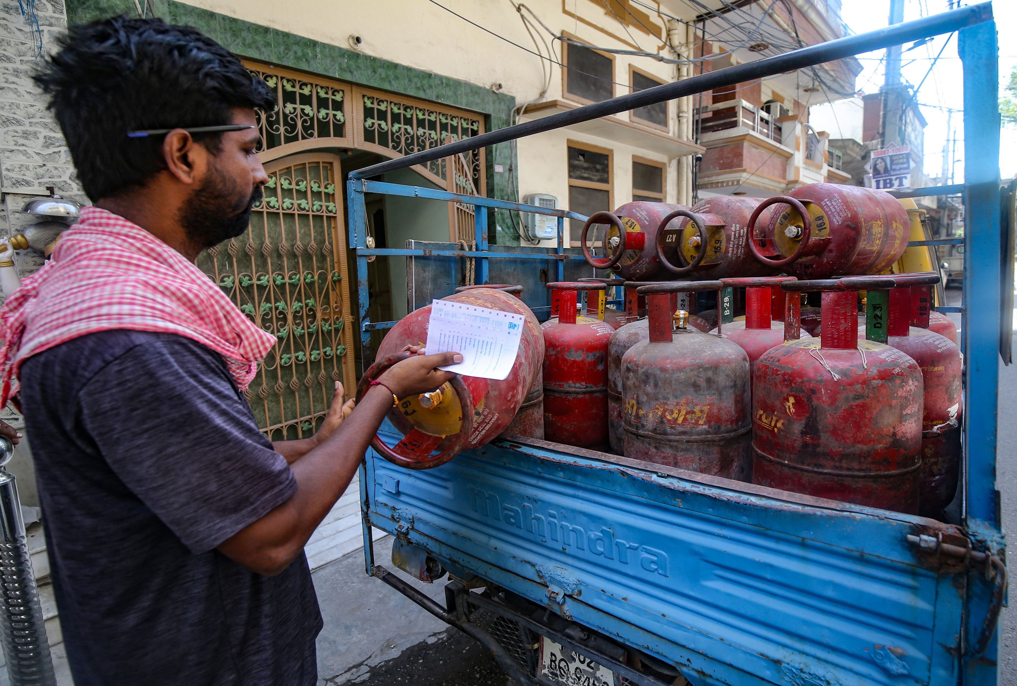 LPG Cylinder Ki Kalabazari Par Fadnavis Sarkar Ka Bada Action, Aam Janta Ko Milegi Rahat