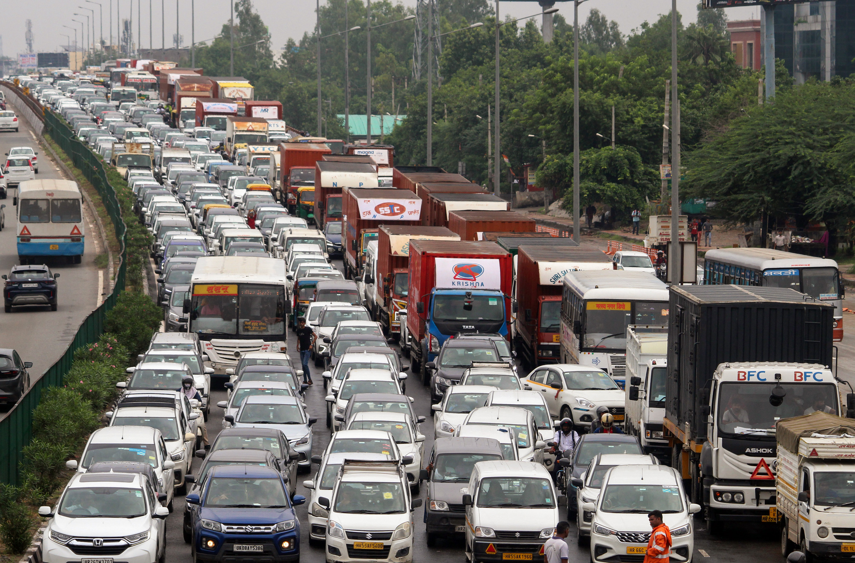 Mumbai-Pune Expressway Par Bumper Jam, Lonavala Ke Paas 5 Km Tak Traffic ruka