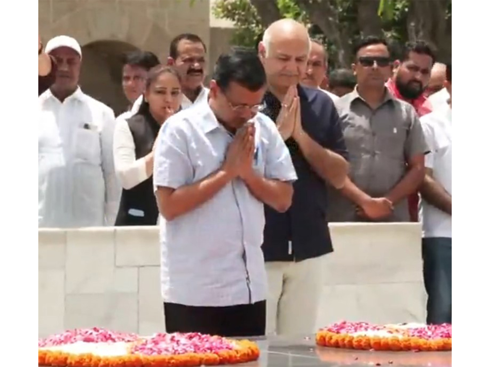 Delhi Excise Policy case: Kejriwal pays tribute to Mahatma Gandhi at Rajghat, backs ‘Satyagraha’ stance