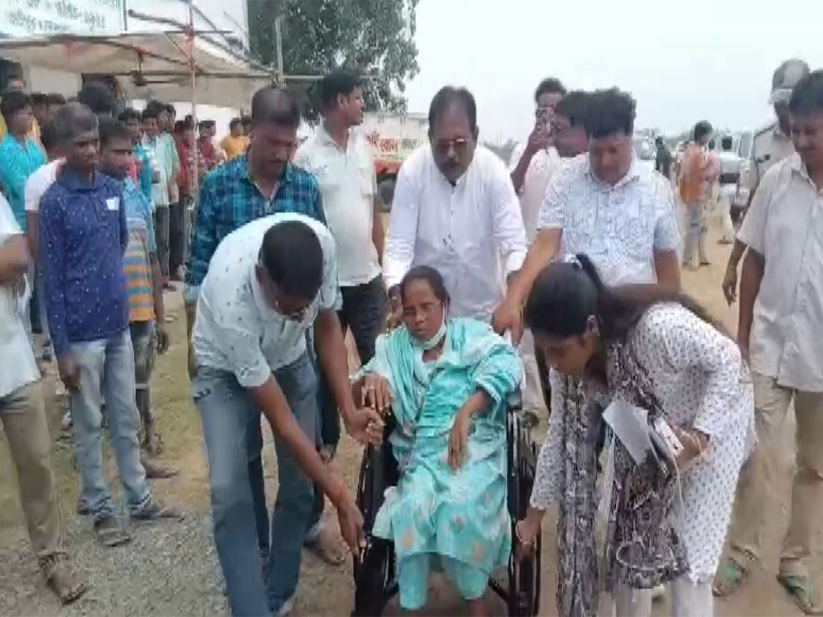 After claims of being attacked, TMC MP Mitali Baig reaches poll booth on wheelchair; says “BJP has reached end stage”