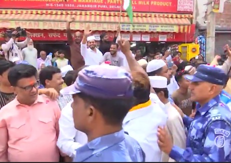 Muslim Community Ne Shobha Yatra Par Barsaye Phool, Delhi Mein Hanuman Jayanti Par