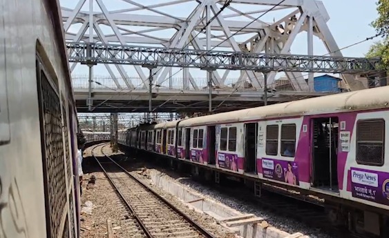 Elphinstone Bridge Demolition Se Mumbai Local Services Affected, Stations Par Heavy Crowd Aur Train Delays