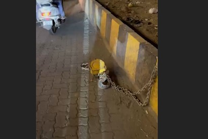 Yeh Bridge se Kya gira ?? Bike wala baal baal bach gaya