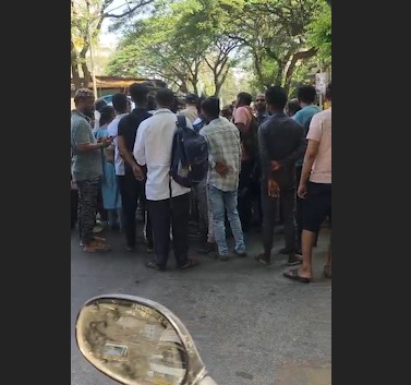 Swati Studio Goregaon  East gas cylinder ke liye road per block kiya hai