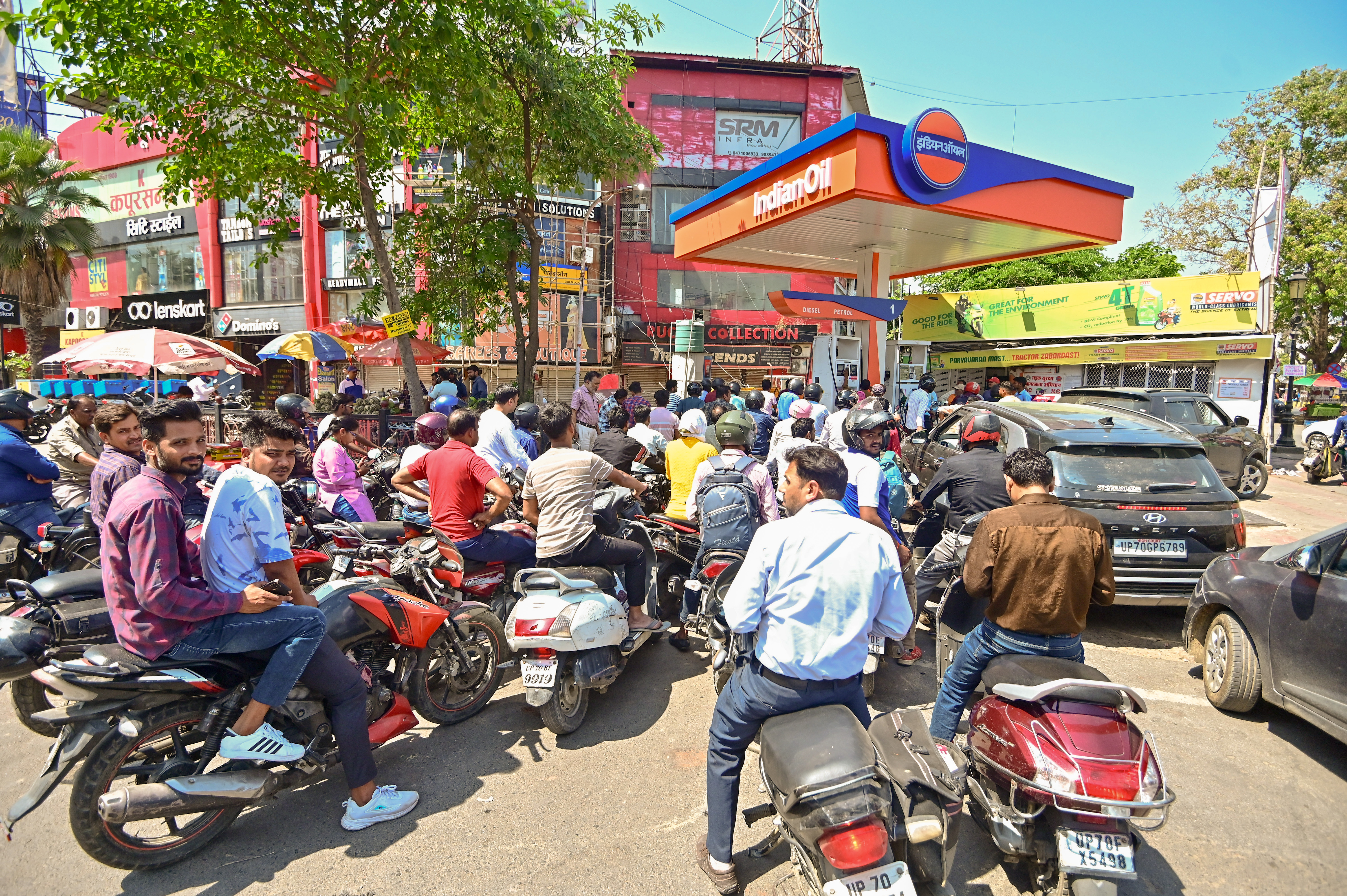 Palghar Me Fuel Shortage Ki Afwah Se Petrol Pumps Par Lagi Lambi Lines