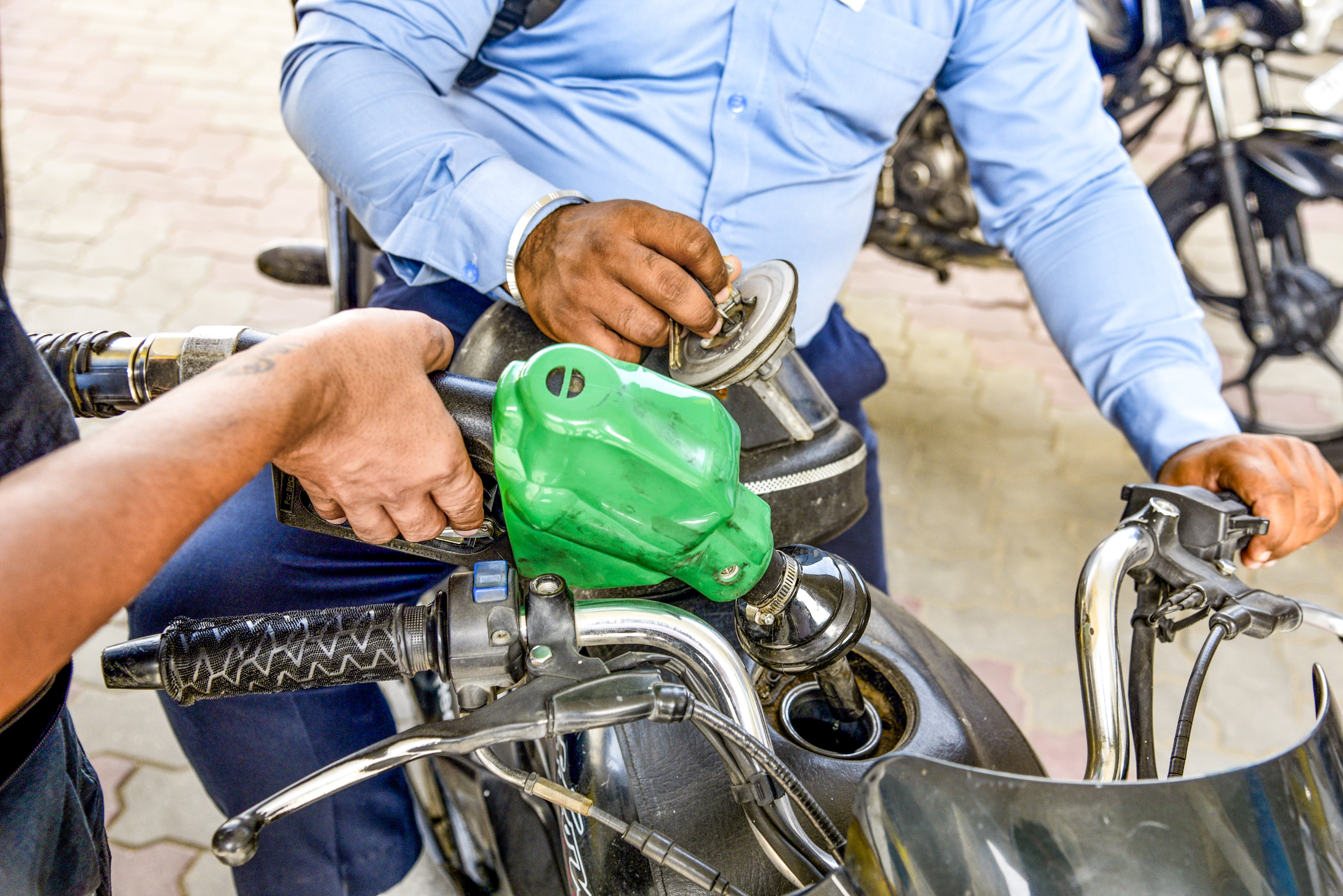 Mumbai Mein Petrol ₹107 Ke Paar! Iran Conflict Ke Beech Ek Hafte Mein Dusri Baar Fuel Prices Mein Badhotri