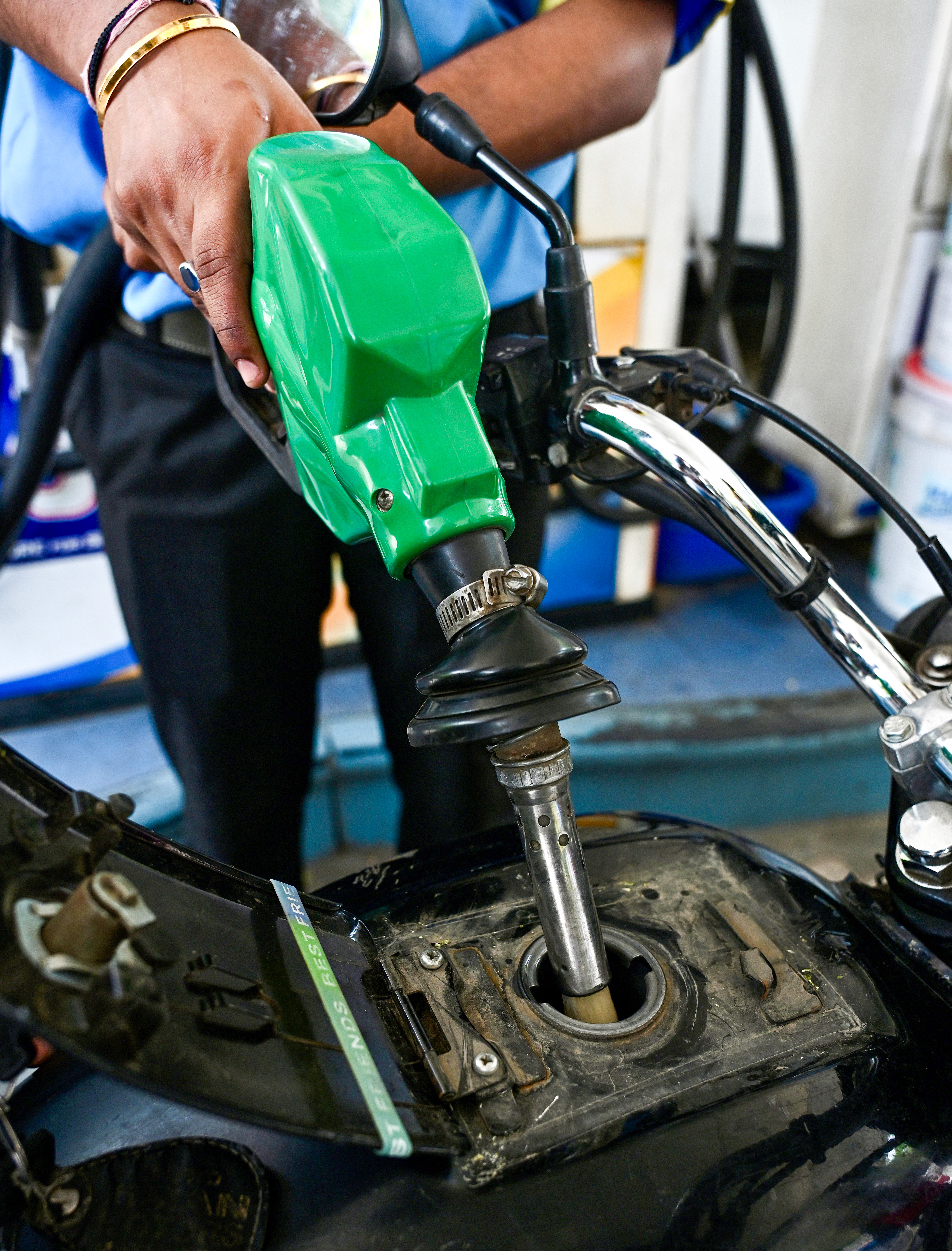 Petrol ₹111 Paar, Diesel ₹98 Ke Kareeb