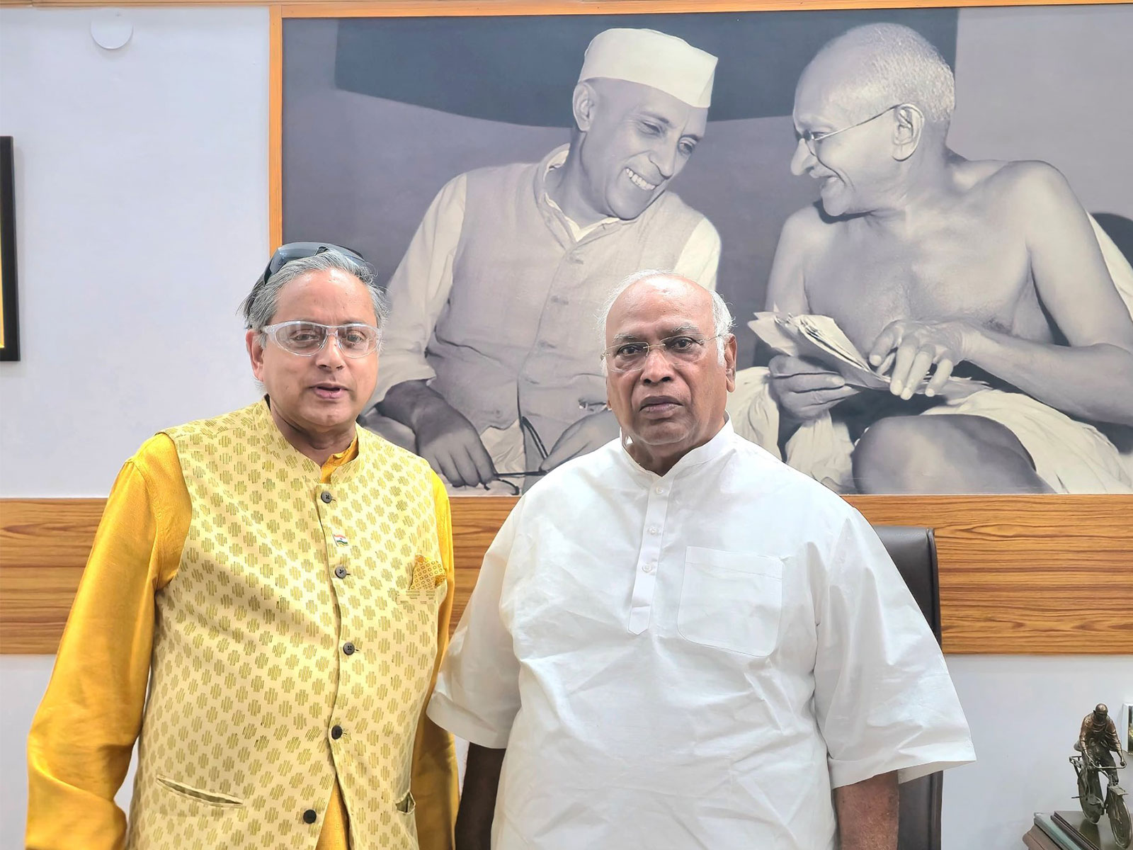 Shashi Tharoor meets Mallikarjun Kharge, discusses political developments in Keralam