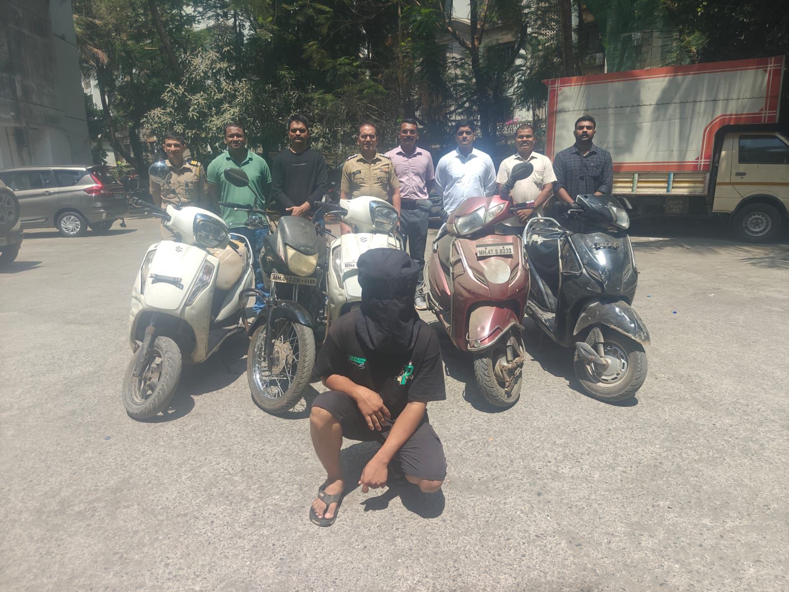 Charkop Police Ne Bike Chor Pakda, 5 Case Solve, ₹1.95 Lakh Ka Maal Baramad
