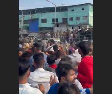 Bandra Garib Nagar Demolition Day 2: Masjid Demolition Ke Baad Police Ka Lathi Charge