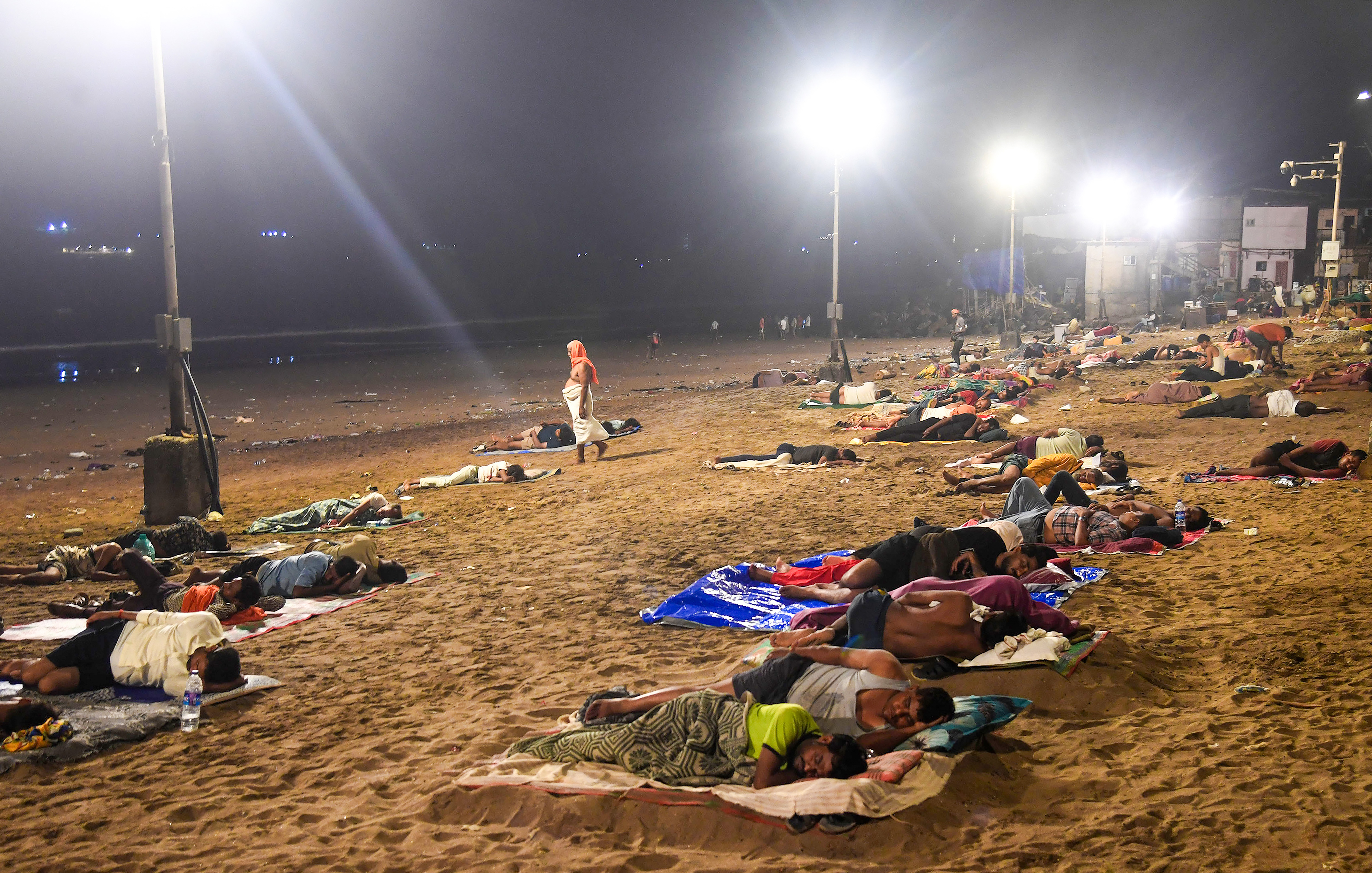 Garmi Se Pareshan Mumbaikars, Versova Beach Par Sote Nazar Aaye Log; Video Viral