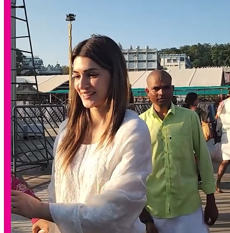 Actress Kriti Sanon visited Tirumala temple with her family, offered prayers to Lord Venkateswara