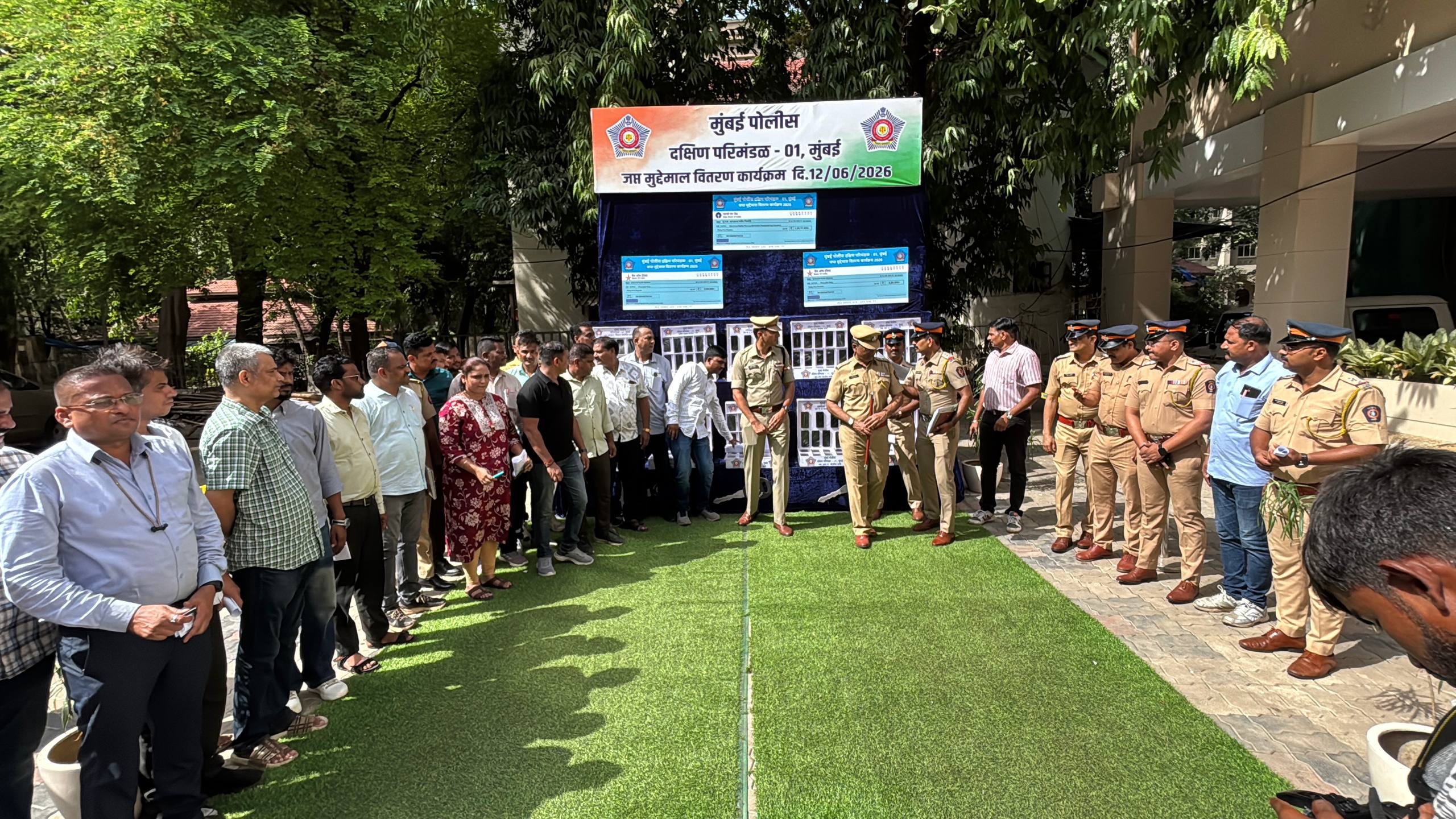 DCP Zone 1 Manish Kalwaniya Ne 220 Chori Ke Mobile, 16 Bikes Aur Cash Complainants Ko Wapas Kiya | Return of Muddemal
