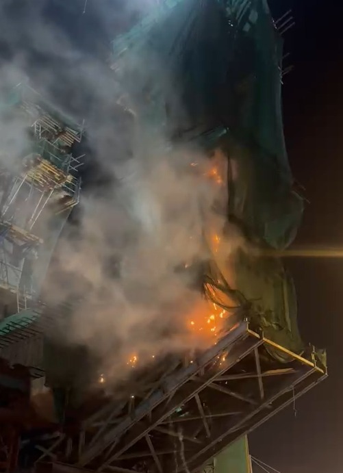 MMRDA negligence at Bandra Highway Metro site! Fire has broken out,